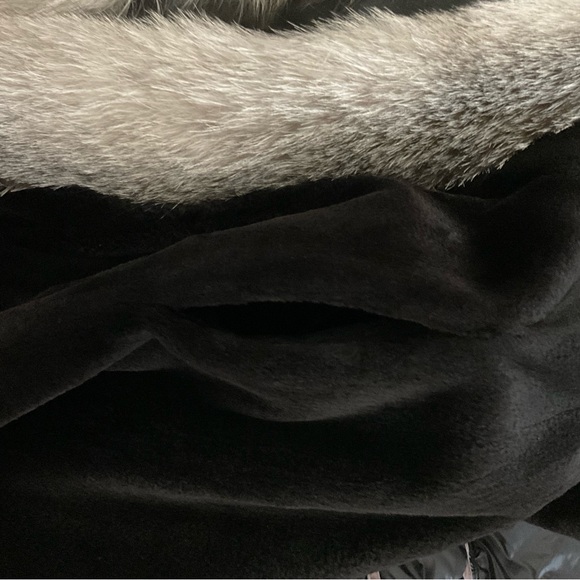 Beautiful mink coat with blue fox collar that runs down. Very warm, light, cozy - Picture 6 of 10